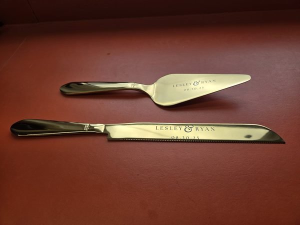 A gold cake knife and server fiber-engraved Lesley and Ryan with their wedding date.
